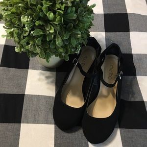 Like New Me Too 8.5 Black Suede Buckle Wedges